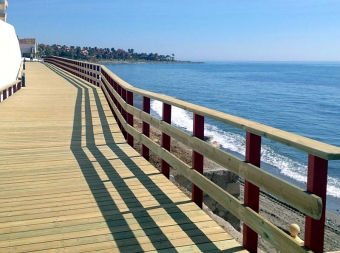 Precis som i Marbella och Mijas byggs landgångar i trä för att sammanbinda strandpromenaden i Estepona. Foto: Ayto de Estepona